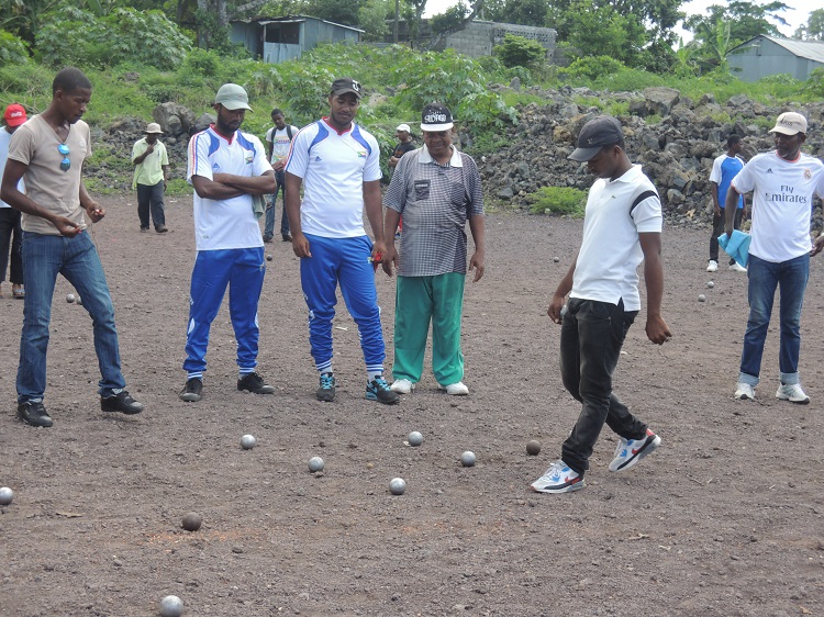 Jeu de Pétanque à Mbachile / Arc en Ciel s'incline (16-07) devant Super Canon